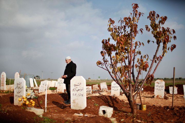 Na foto: Senhor Abdulhamid Haj Omar, de 70 anos, visita o cemitério dos mártires onde seus 3 filhos homens e 2 netos estão enterrados. Eles morreram lutando contra as forças do governo.