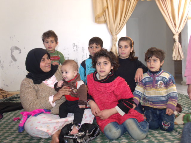 M. com alguns dos seus 10 filhos. Recém-liberada do campo de refugiados ainda não tem onde morar. O marido está na Síria lutando com o exército da libertação. Aguardavam ansiosamente nossa chegada.
