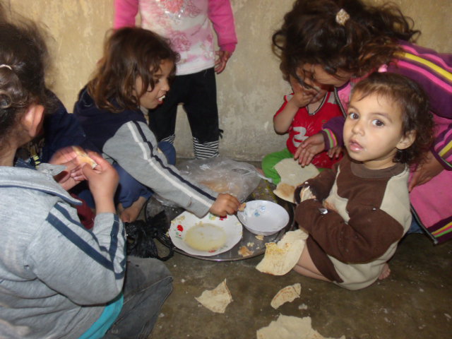 Foto: Alguns dos 14 filhos de Mariam Mutaib. A comida básica das crianças e do povo em geral é o pão e no caso destes pequeninos, o pão com 1 espécie de mingau de leite. Uma das visitas da semana passada. 