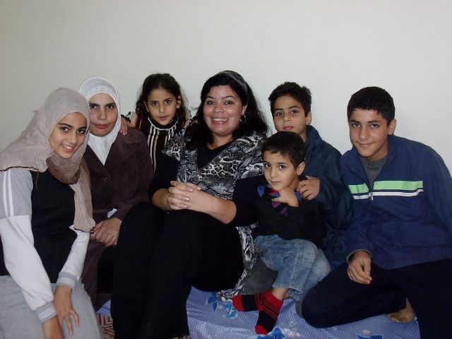 Foto: Eu e a família de Abiir (o marido conseguir fugir da Síria há alguns dias atrás). Moravam em Dara9, cidade Síria na fronteira onde há mais ou menos 2 anos atrás, os primeiros conflitos deram início a guerra civil. 
